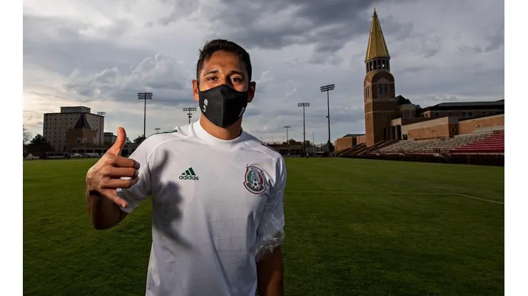 Luis Romo en la concentración con México