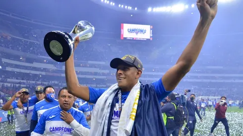 Luis Romo se consagró Campeón de la Liga como pieza clave en Cruz Azul.