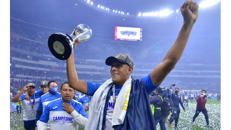 Luis Romo se consagró Campeón de la Liga como pieza clave en Cruz Azul.