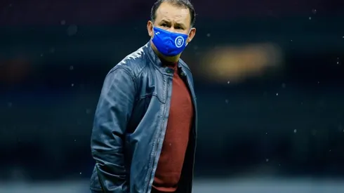 Juan Reynoso en un partido con Cruz Azul