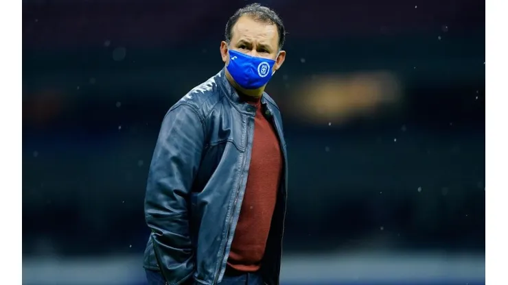 Juan Reynoso en un partido con Cruz Azul