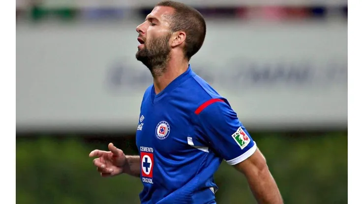 Emanuel Villa en un partido con Cruz Azul