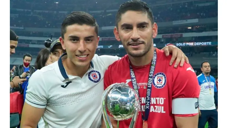 Misael Corona pudo festejar al lado de su papá Jesús Corona el título de Cruz Azul.