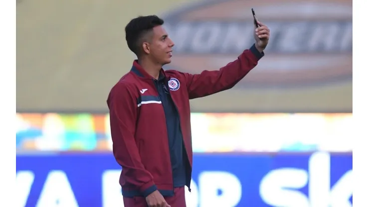 Álex Castro en un partido con Cruz Azul