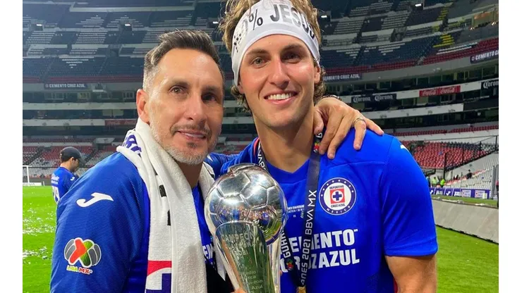 Christian Giménez festejó la novena con Santiago Giménez.