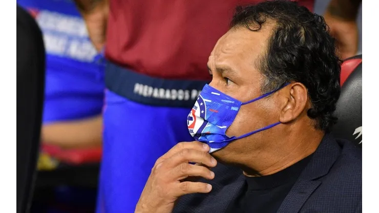 Juan Reynoso durante el partido