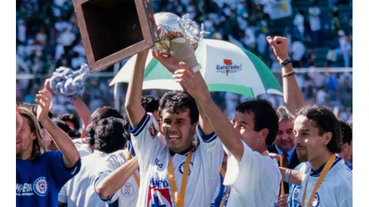 Juan Reynoso se consagró Campeón de Cruz Azul en el Invierno 97 como capitán.