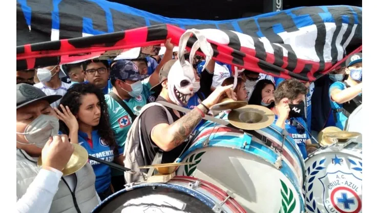 La afición de Cruz Azul se agolpó afuera del Azteca.