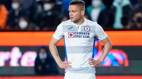 Jonathan Rodríguez en un partido con Cruz Azul