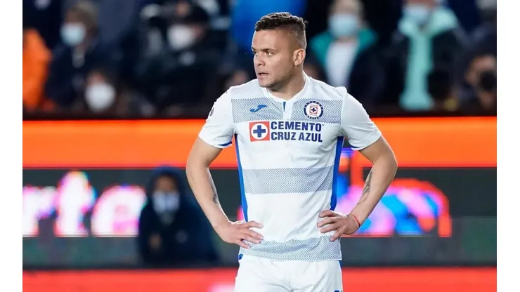 Jonathan Rodríguez en un partido con Cruz Azul