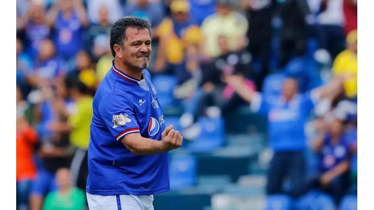 Carlos Hermosillo sigue apoyando a Cruz Azul.
