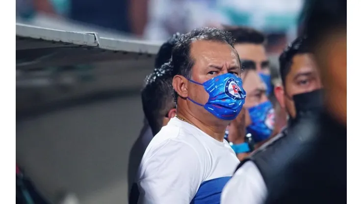 Juan Reynoso en el partido de Cruz Azul