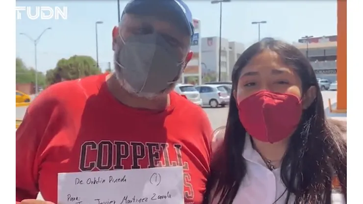 Orbelín Pineda ayudó a un fanático que lo necesitaba.