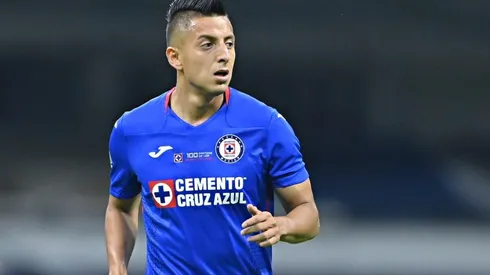 Roberto Alvarado en un partido con Cruz Azul