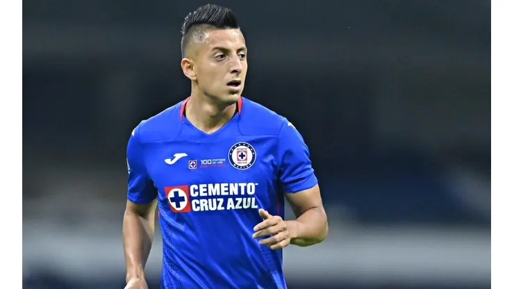 Roberto Alvarado en un partido con Cruz Azul