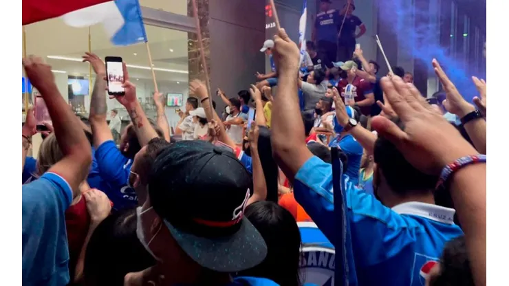 Cientos de aficionados recibieron a Cruz Azul en su hotel en Torreón.