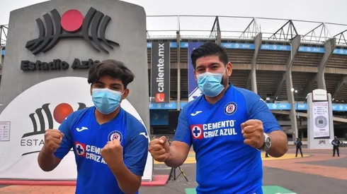 Aficionados de Cruz Azul con la playera del equipo