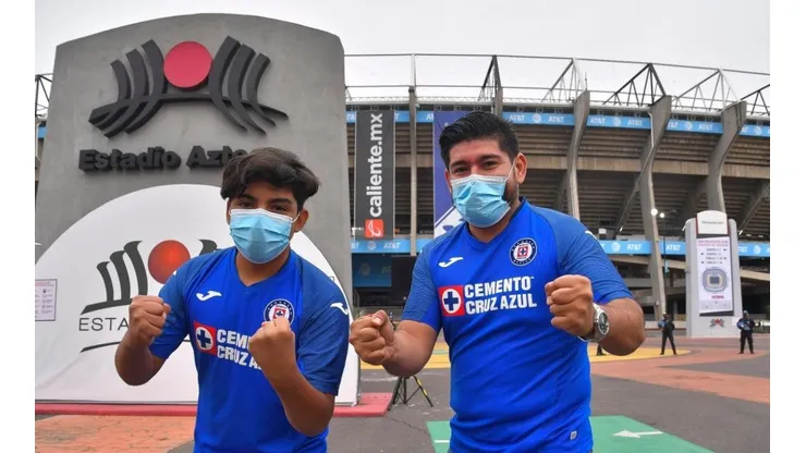 Aficionados de Cruz Azul con la playera del equipo