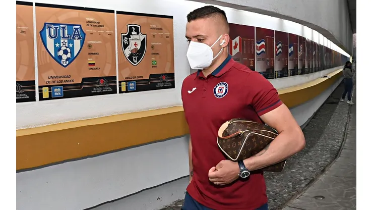 Jonathan Rodríguez en su llegada al Estadio Azteca en la Semifinal.