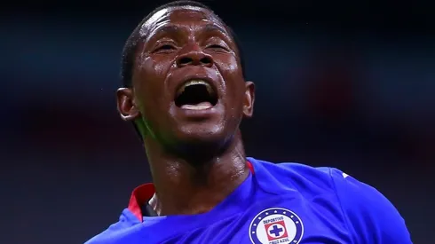 Bryan Angulo en un partido de Cruz Azul