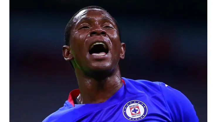 Bryan Angulo en un partido de Cruz Azul