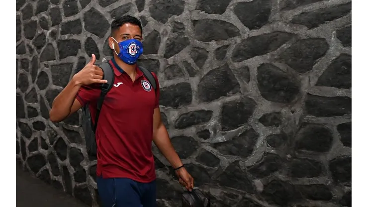 Luis Romo en su llegada con Cruz Azul