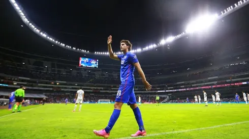 Santiago Giménez en el duelo ante el Pachuca