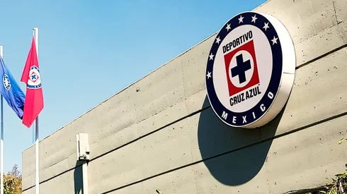 El escudo que presume la grandeza de Cruz Azul desde La Noria en la Ciudad de México.