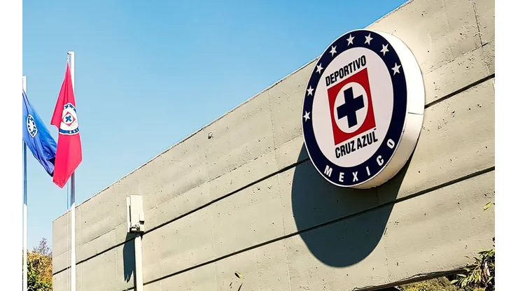 El escudo que presume la grandeza de Cruz Azul desde La Noria en la Ciudad de México.