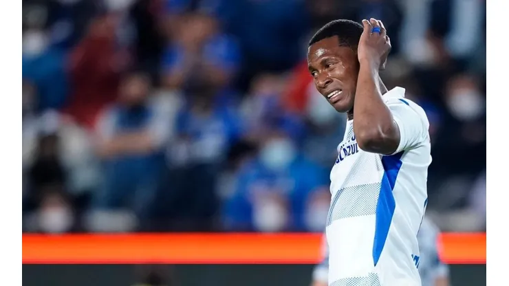 Angulo en un duelo con Cruz Azul