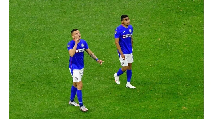Jonathan Rodríguez y Orbelin Pineda en un partido