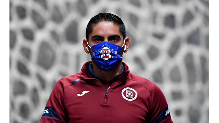 Corona es uno de los 7 que termina contrato.