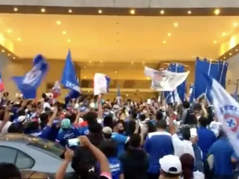 La masiva y emotiva serenata de la afición en la previa a las semis