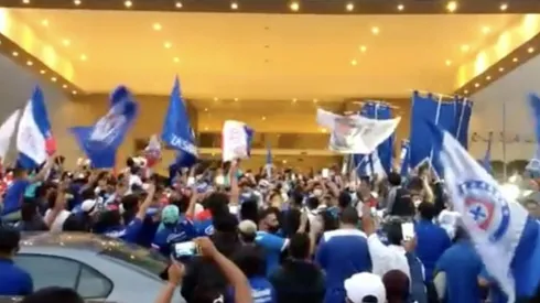 Más de 300 fanáticos de Cruz Azul llegaron al hotel.