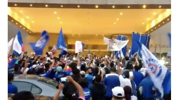 Más de 300 fanáticos de Cruz Azul llegaron al hotel.