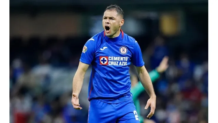 Pablo Aguilar en un partido con Cruz Azul
