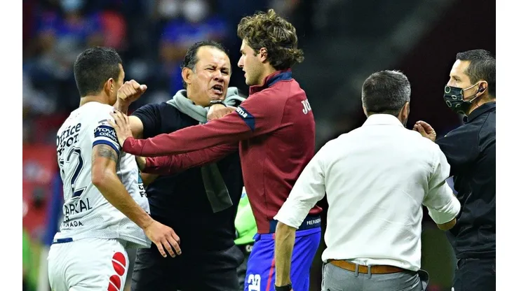 Juan Reynoso en medio de la pelea