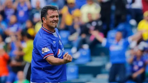 Carlos Hermosillo en un partido de leyendas