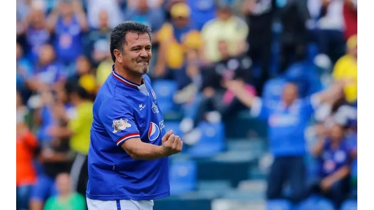 Carlos Hermosillo en un partido de leyendas