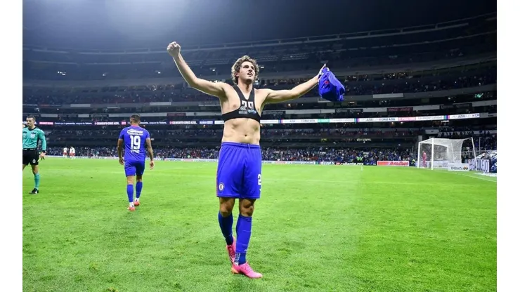 Santiago Giménez celebra su tanto ante el Toluca