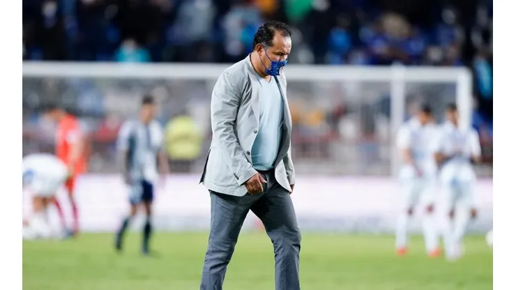 Juan Reynoso en el duelo ante el Pachuca