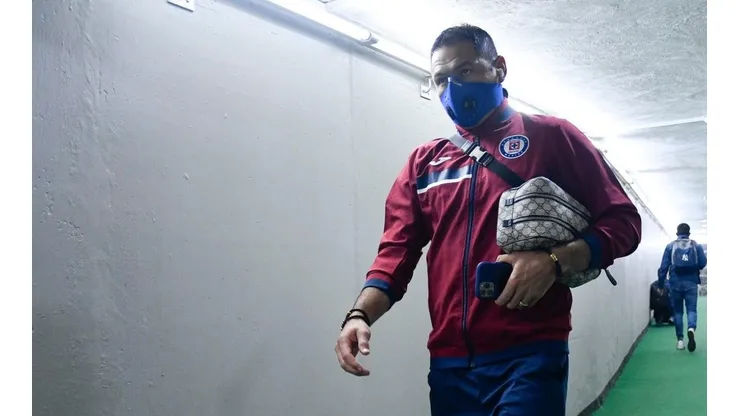Pablo Aguilar en su llegada a un partido con Cruz Azul
