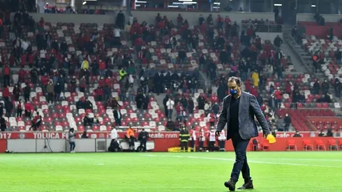 Juan Reynoso en el partido contra el Necaxa