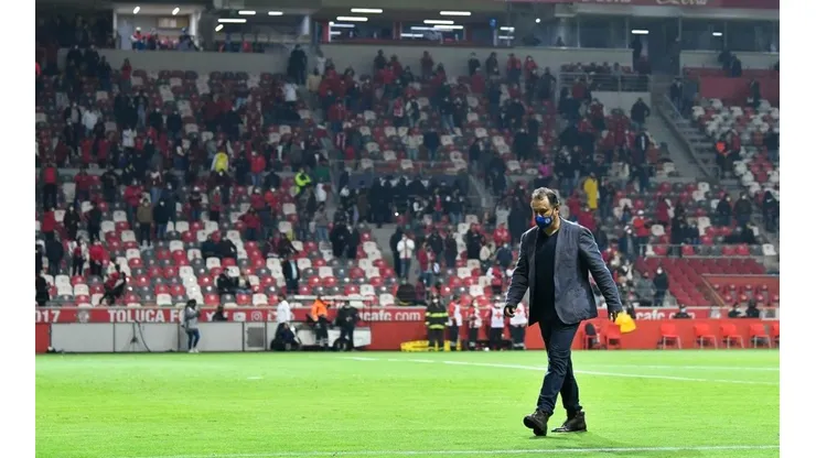 Juan Reynoso en el partido contra el Necaxa