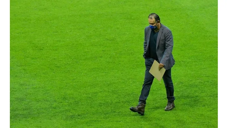 Juan Reynoso en el duelo de Cruz Azul