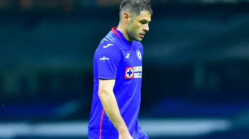 Pablo Aguilar en un partido con Cruz Azul