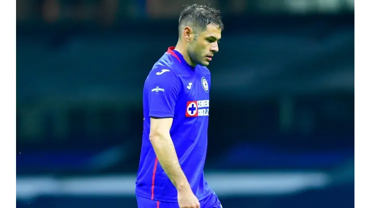 Pablo Aguilar en un partido con Cruz Azul