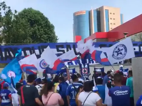 El caluroso recibimiento de la afición a Cruz Azul en la previa de la J17
