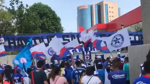 La afición de Cruz Azul recibió al plantel celeste.