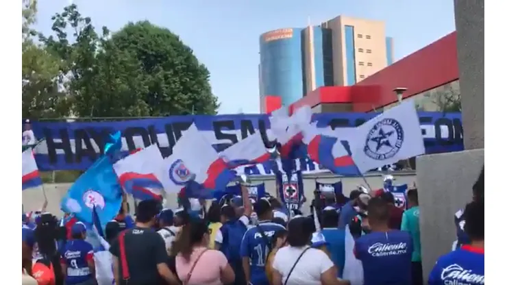 La afición de Cruz Azul recibió al plantel celeste.